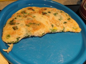 Déposer dans l'assiette avec des quartiers de pommes et un léger filet de sirop d'érable